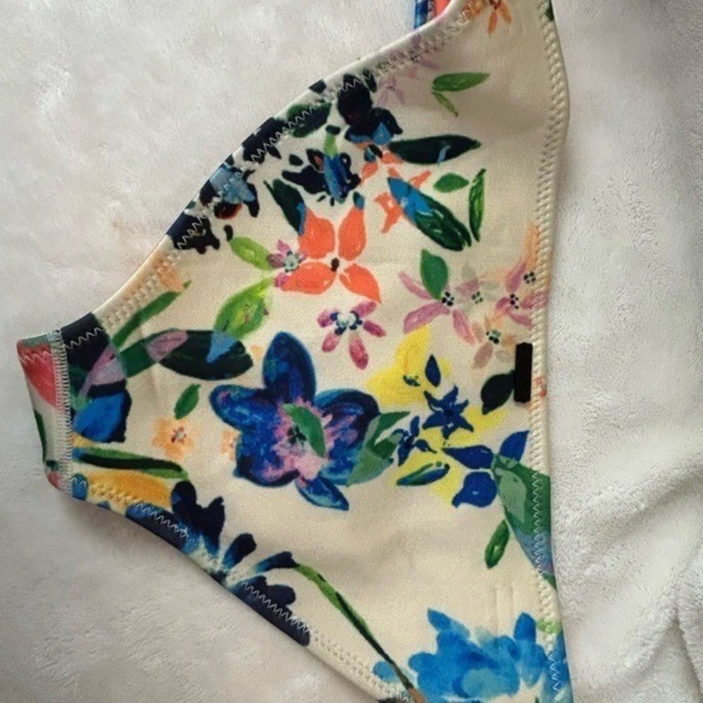 Triangl Bikini Swim Bottoms Floral on Beige Medium. - Picture 3 of 9